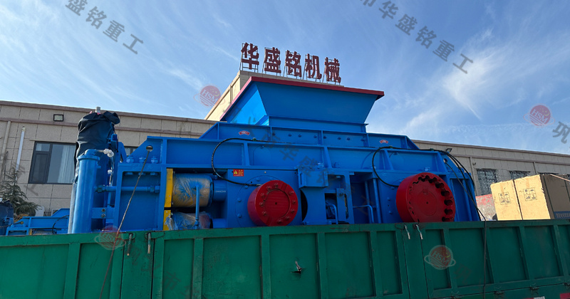 玄武巖粉碎成1-5mm用什么設(shè)備？推薦時(shí)產(chǎn)80噸對(duì)輥制砂機(jī)