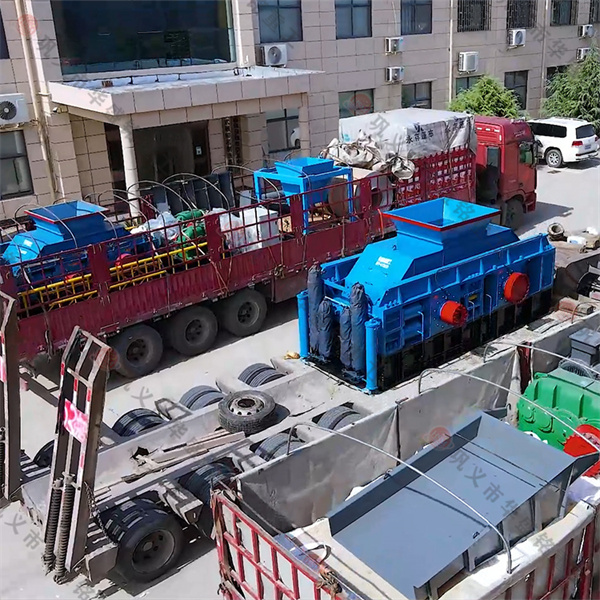 時(shí)產(chǎn)六十多噸左右的液壓對(duì)輥制砂機(jī)多少錢？