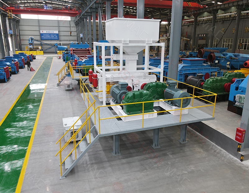 選礦廠用高壓輥磨機(jī)車間實(shí)拍 選礦廠用高壓輥磨機(jī)車間實(shí)拍