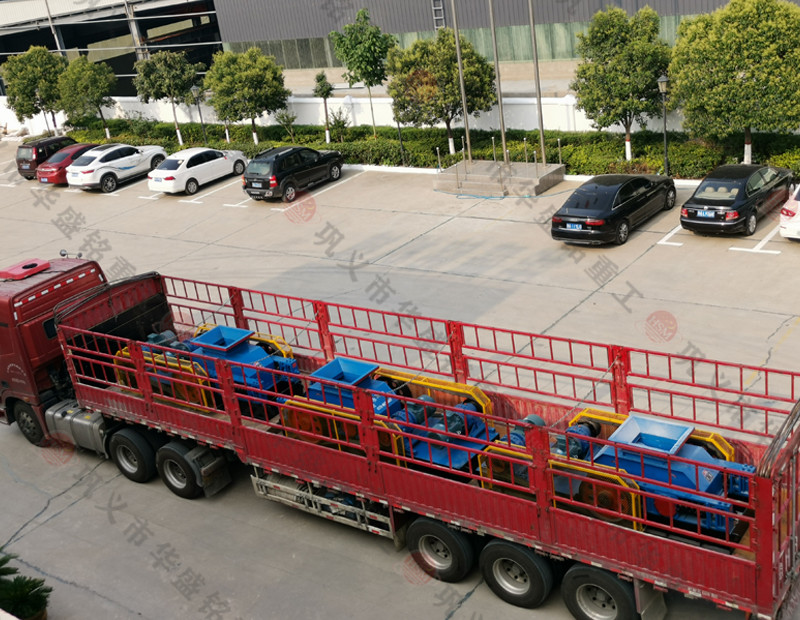 三臺(tái)750*500對(duì)輥破碎機(jī)發(fā)貨