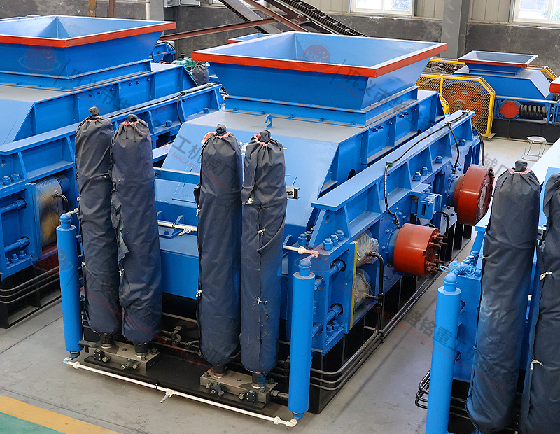 大型液壓對(duì)輥制砂機(jī)每小時(shí)出多少噸沙子？多少錢一臺(tái)？