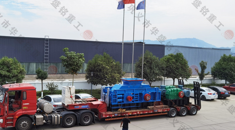 高產(chǎn)對(duì)輥破碎機(jī)發(fā)貨現(xiàn)場