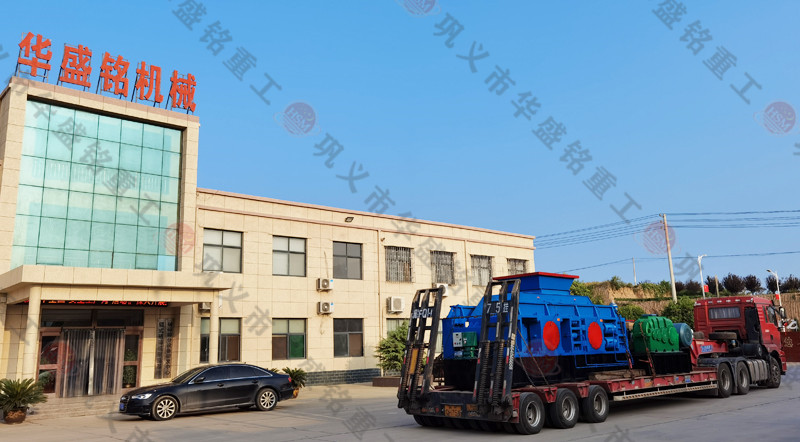高產(chǎn)對(duì)輥破碎機(jī)發(fā)貨現(xiàn)場